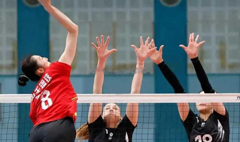 女排积分榜大变脸，山东首次登顶，头号鱼腩出炉，施海荣引发争议 众所周知，2025