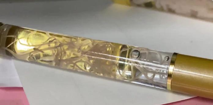 笔身带寄生虫的钢笔也能走红，不愧是日本。
日本有这样一款钢笔，笔内含有草药油和一