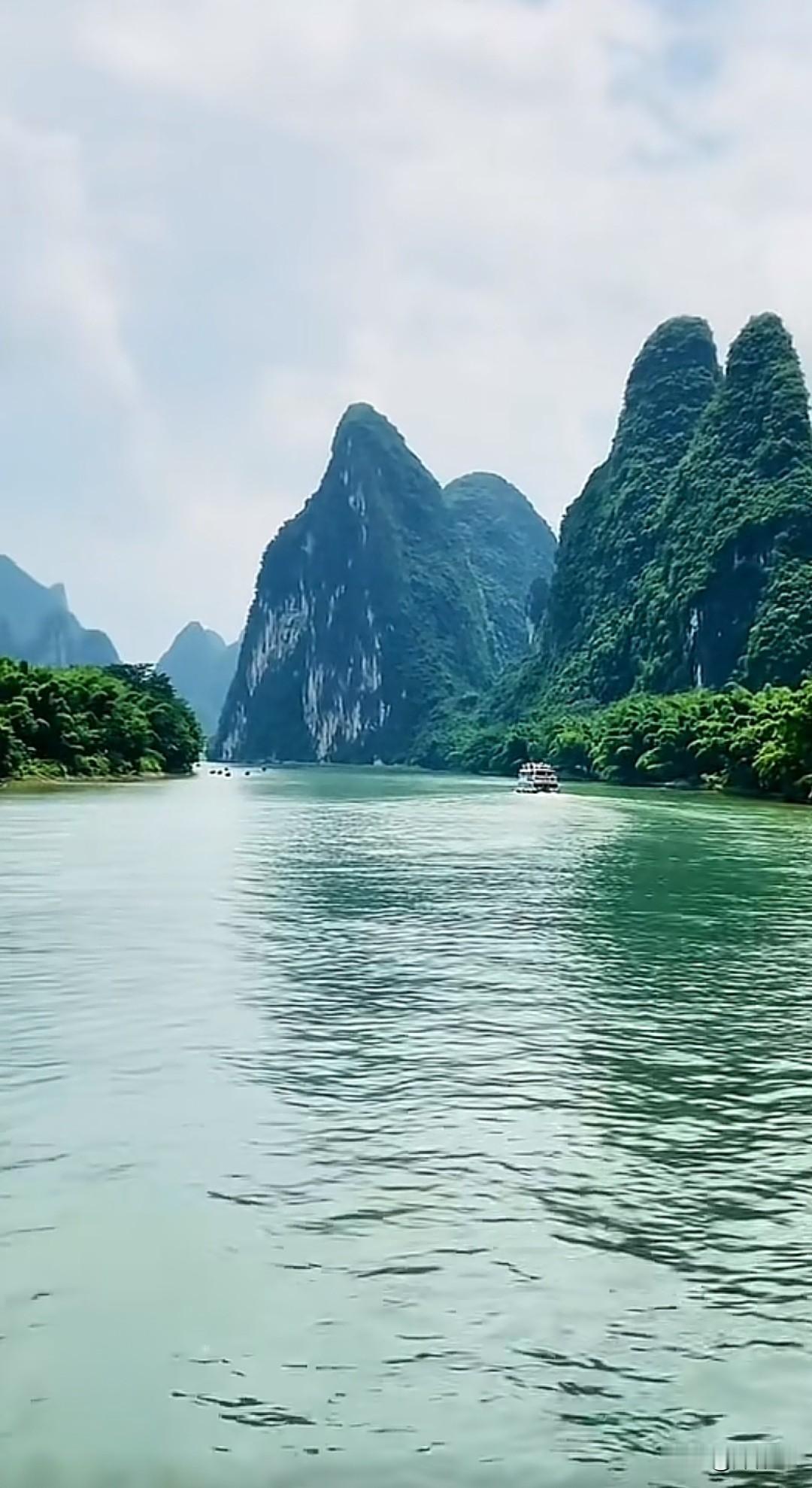 七律·观水影
一湾澄鉴涵空色，
波面浮光万象轻。
云影过梢摇碎玉，
山容落水平铺