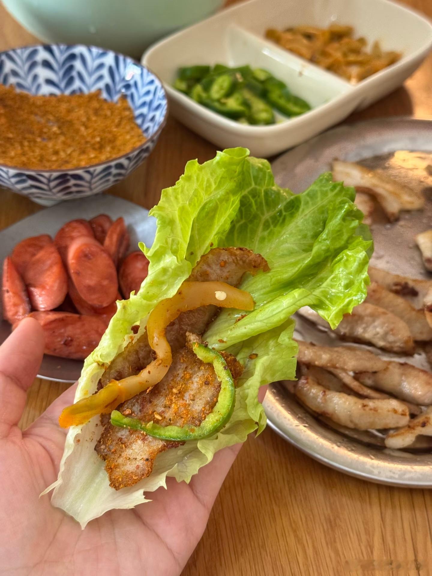 爱吃生菜的人天塌了我每次吃烤肉都是生的包肉吃的欸大家应该都是这样子吃的吧？？ 