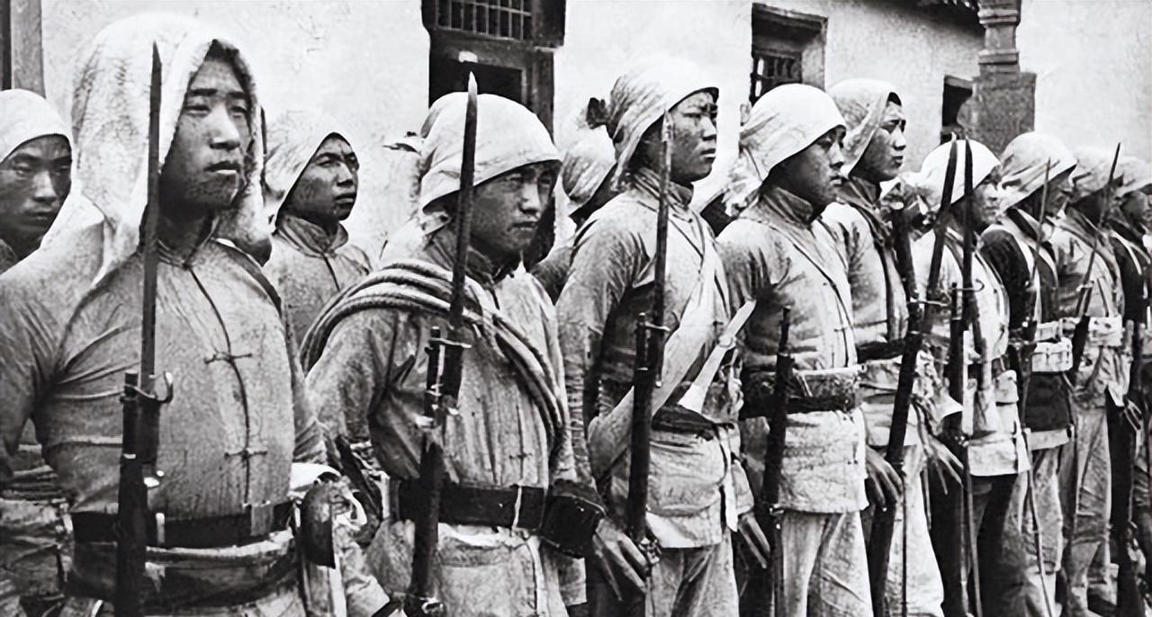 抗战时，游击队长李岩性被日军撵了约莫两里路时，见野外无隐蔽处可以藏身。脱身，不可