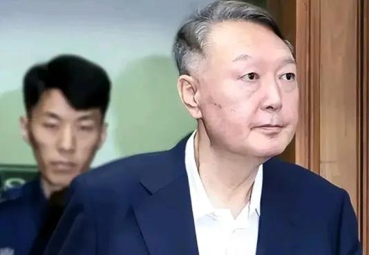 韩国前总统尹锡悦又在监狱里不安分了，负责看管的狱警爆料，尹锡悦饭量很大，经常的大