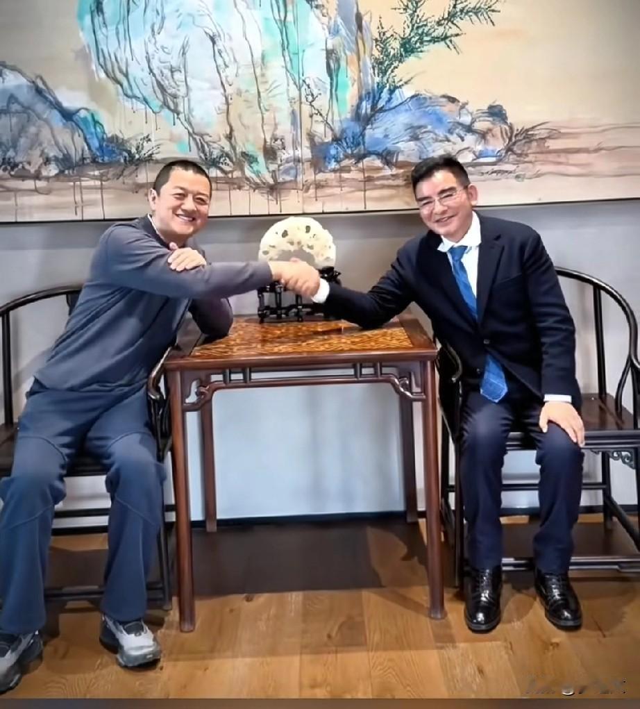 李亚鹏现在开始公益路上不在孤单，标哥携手李亚鹏携手同行公益，标哥给李亚鹏说，需要