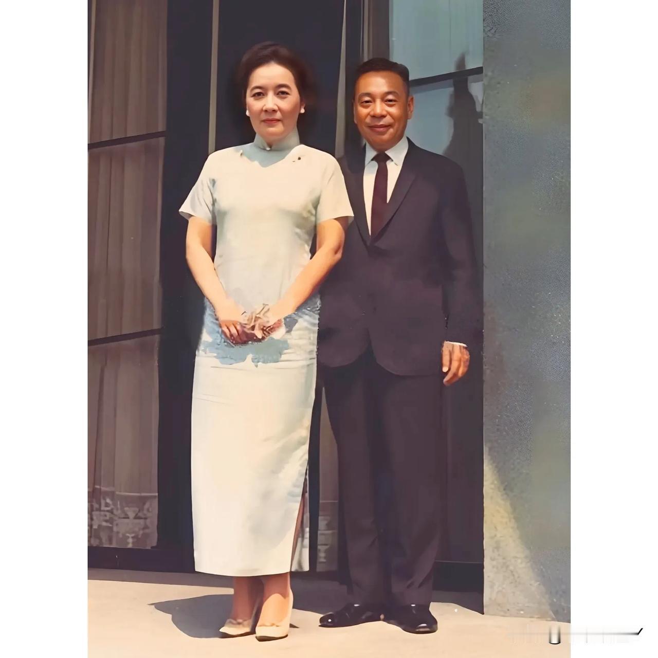 上世纪60年代末，台湾，蒋经国与姆妈宋美龄的合影老照片