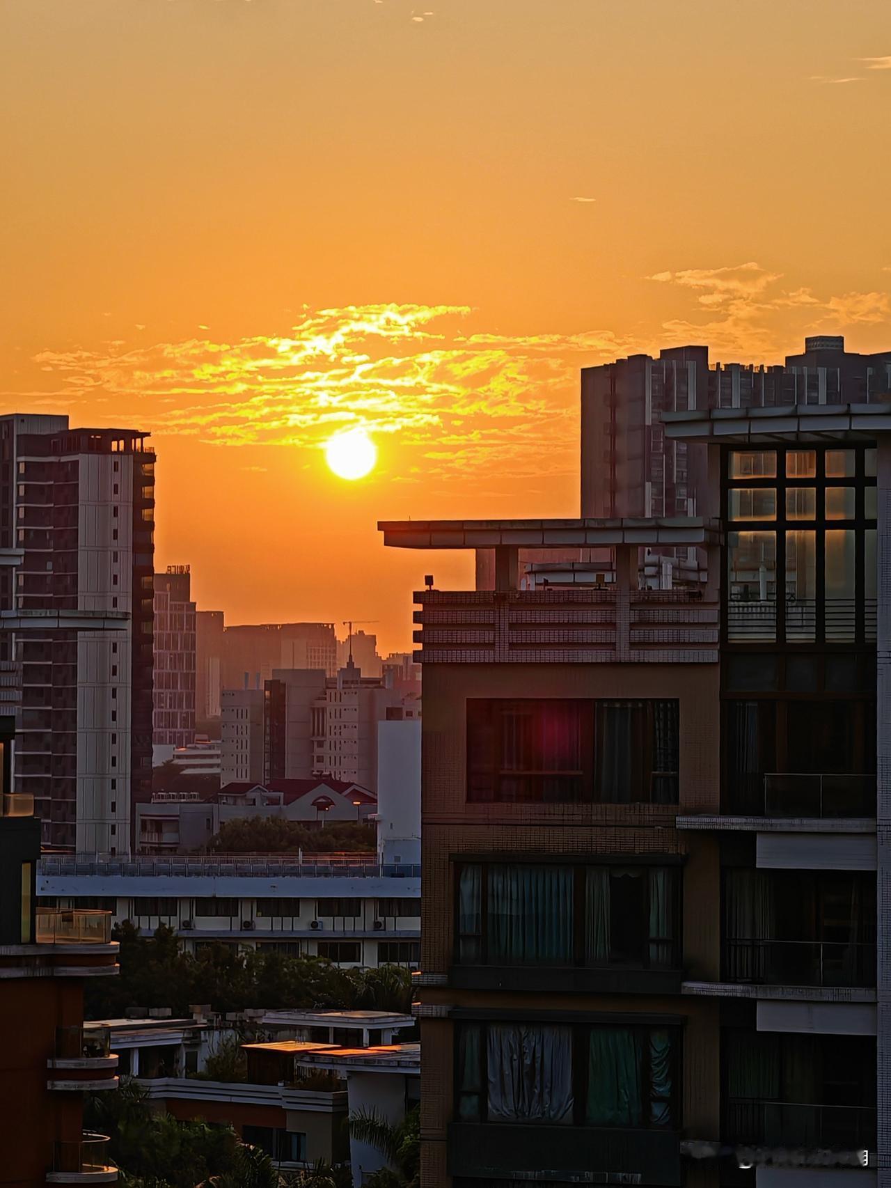 不必挤去网红打卡点，足不出户，照样能饱览旭日东升、夕阳西下的动人景致，林立楼宇间