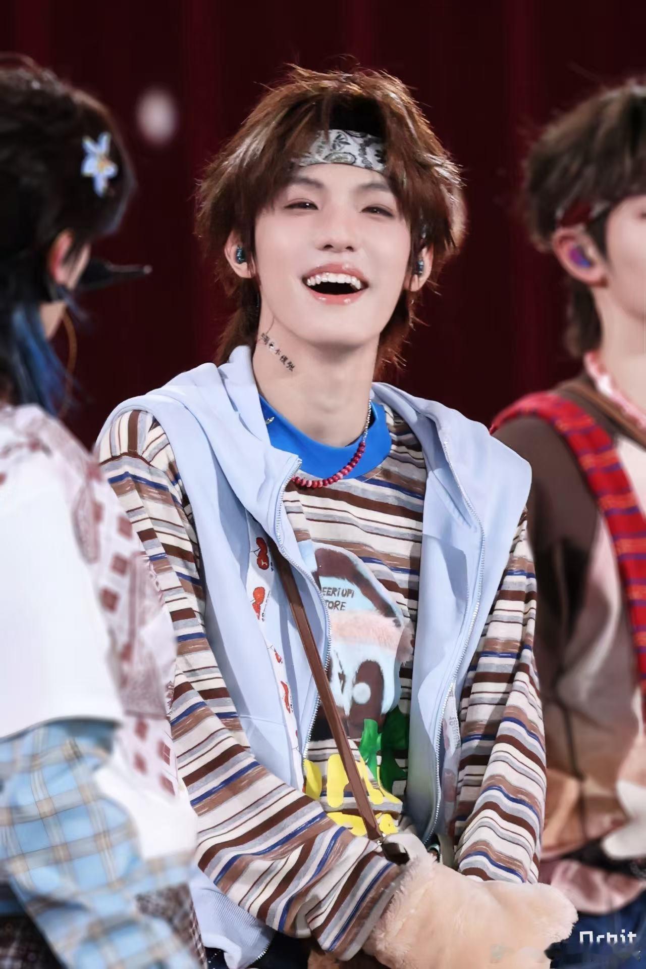 张泽禹又来攀岩祝大家步步高升啦 谁看了不夸一句张泽禹太会了，攀岩还不忘祝大家步步