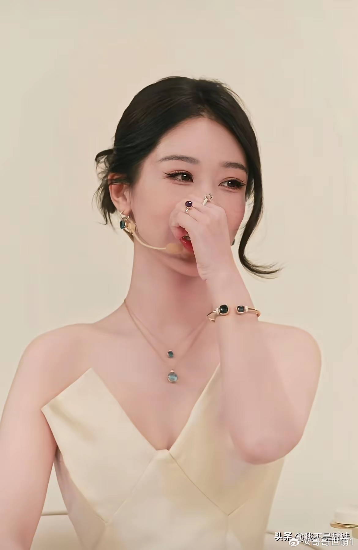 杨紫一笑怎么成猪鼻🐽样了！说话一直用手遮挡脸部 