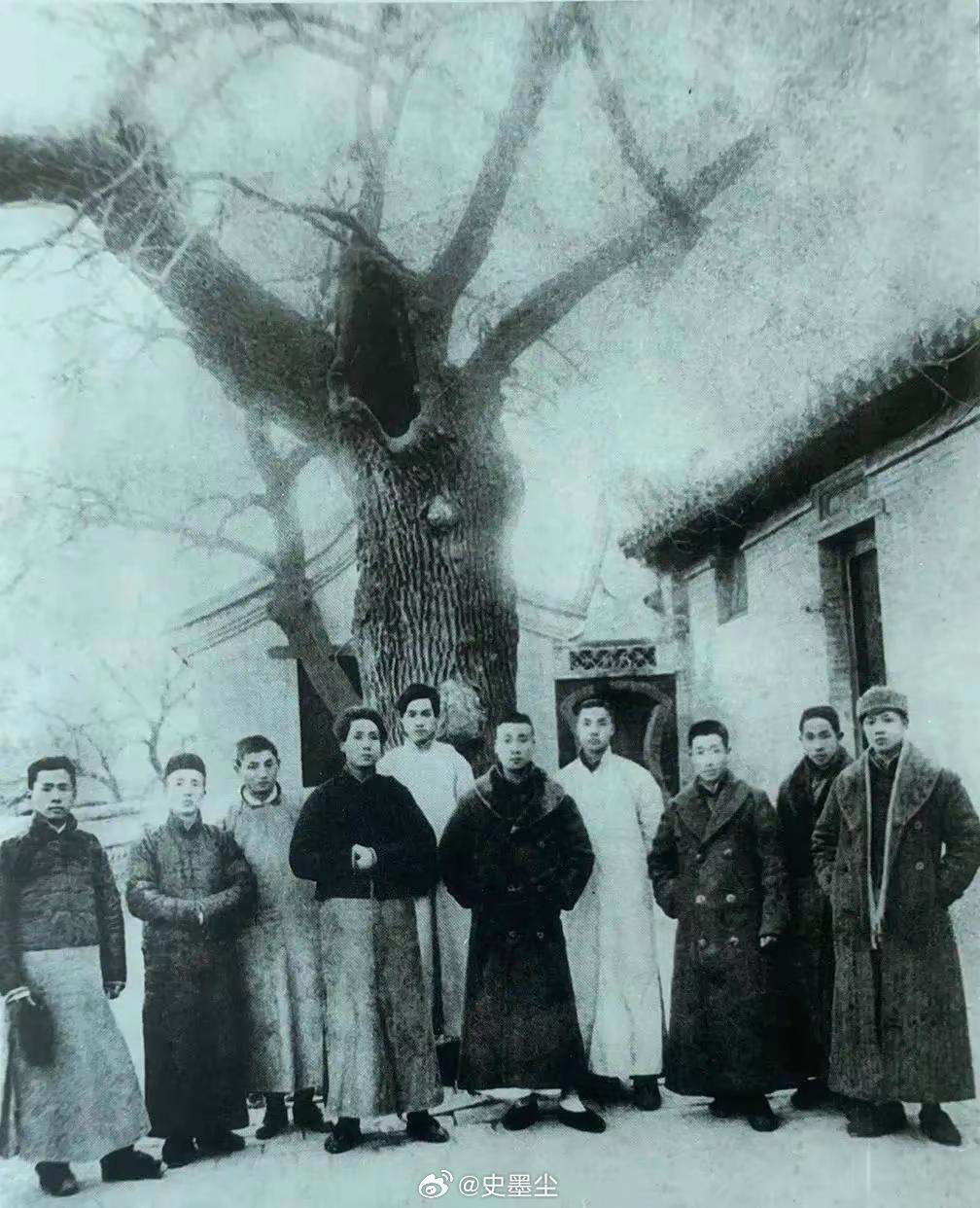 1920年1月18日，北京陶然亭，教员和邓中夏同罗章龙等湖南进步团体“辅社”成员