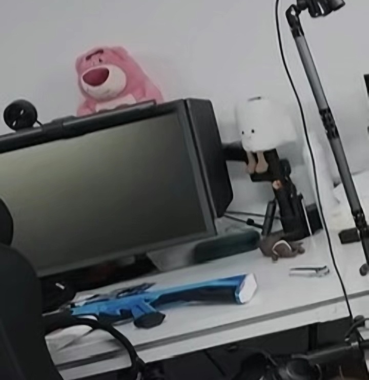 你钊哥怎么还自带枪打游戏 然后呢桌子上还有个小孩陪玩 