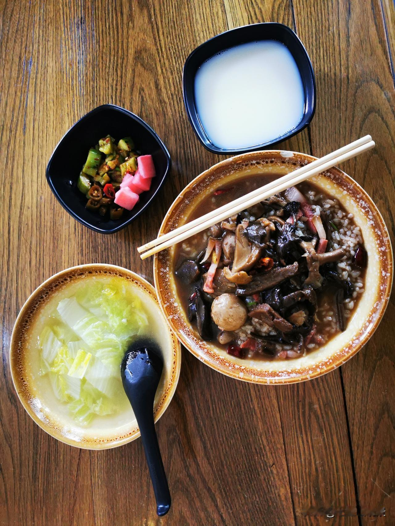 分享生活中美食吃点云南特色快餐，野生菌烩饭。