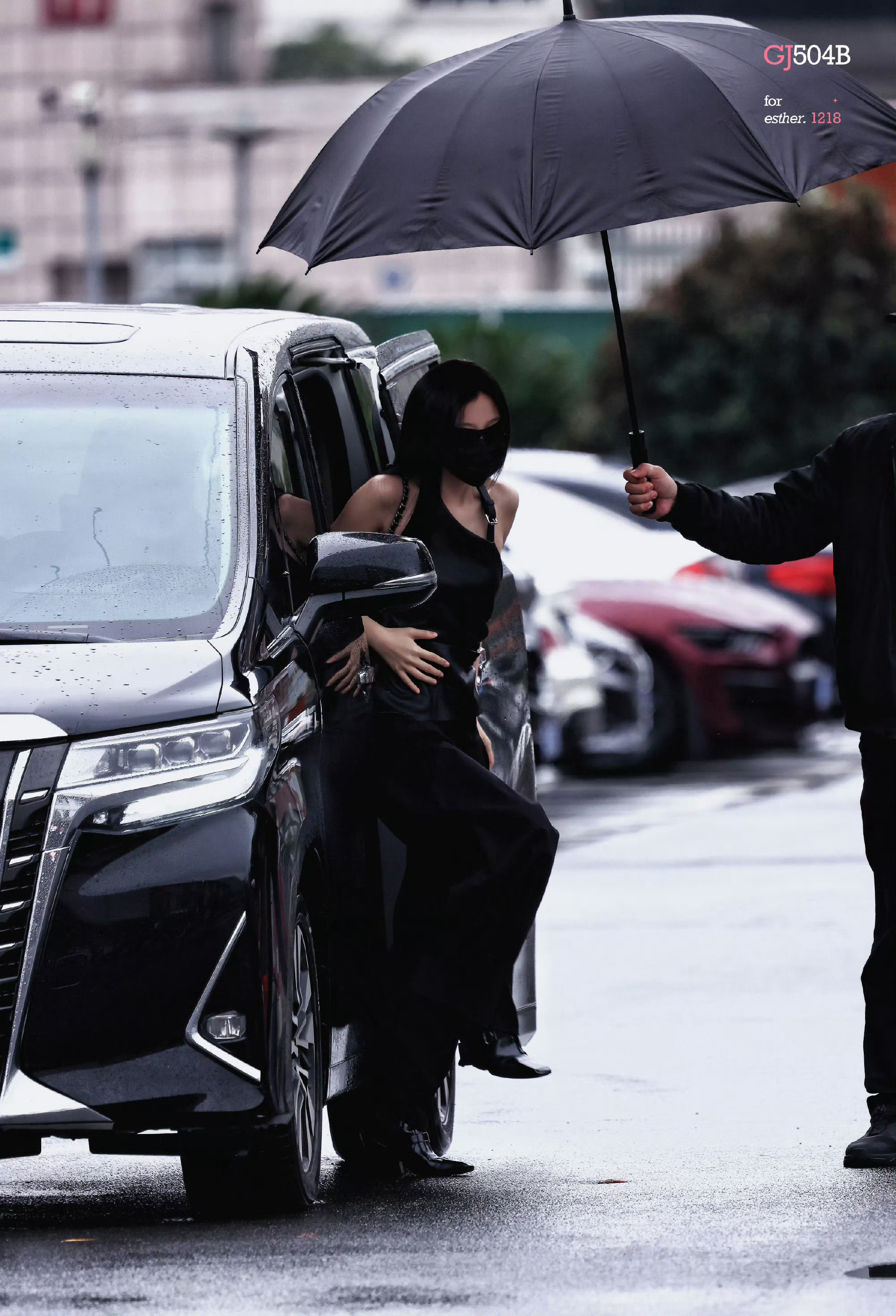 姐姐好辣….🥵虞书欣斜肩皮上衣造型好辣