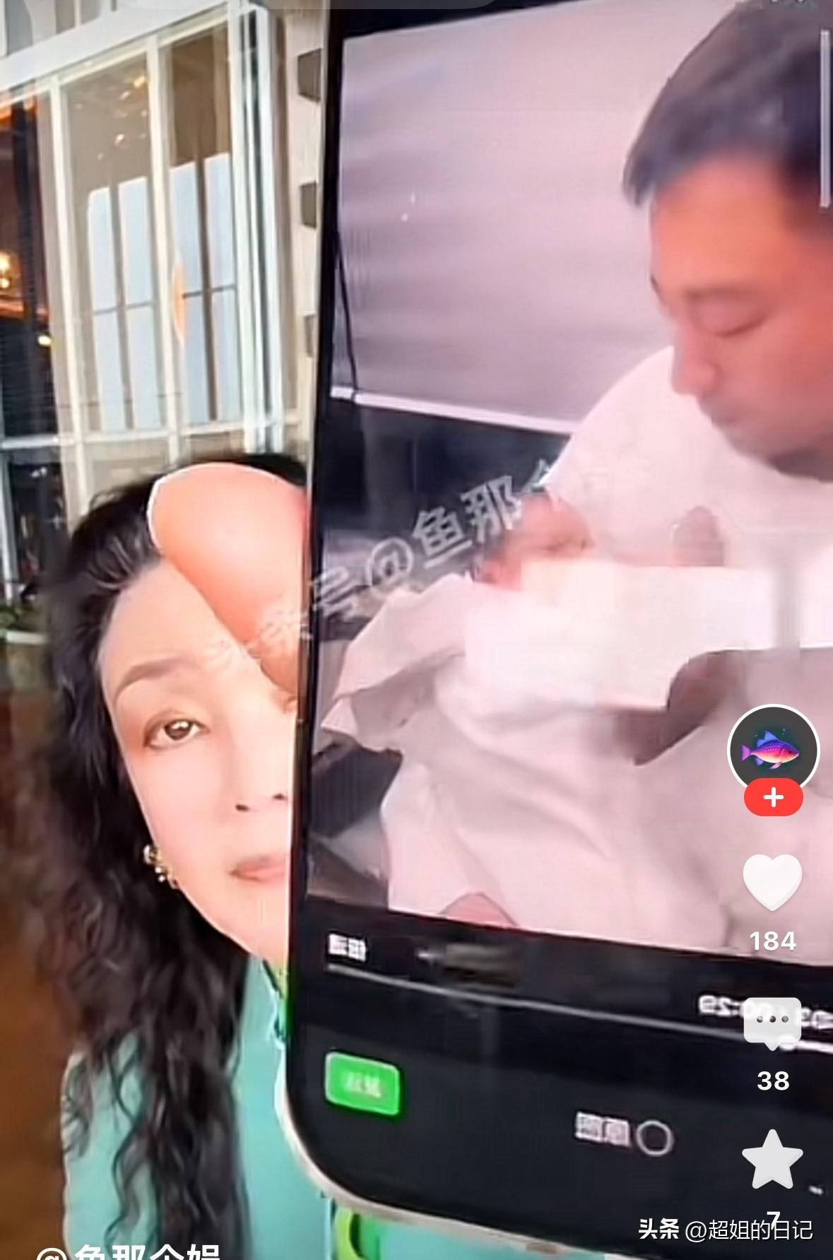 感觉张兰好像多对不起汪小菲一样，在汪小菲那里，小心翼翼，极尽讨好，可怜又卑微，真