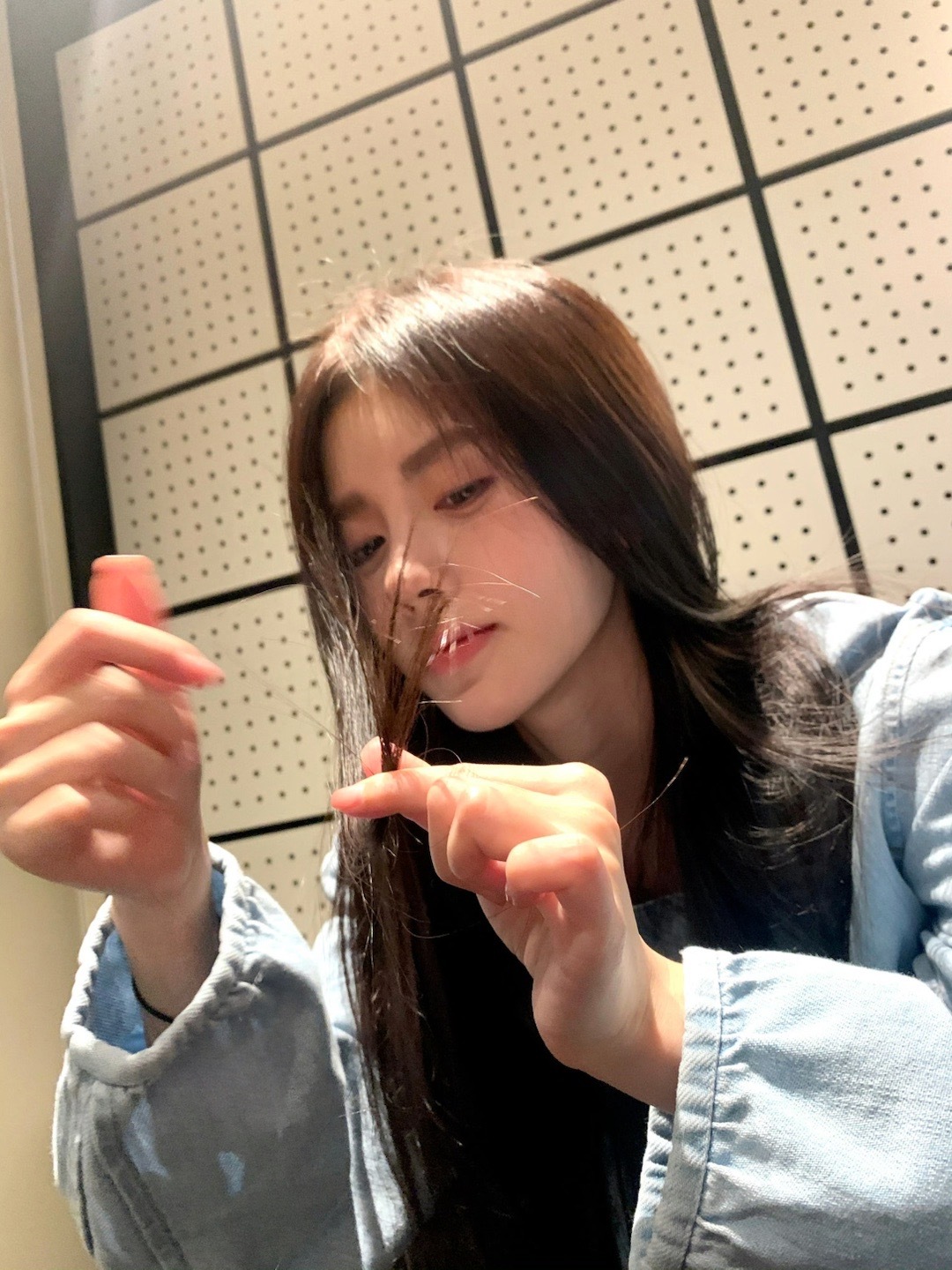 #鞠婧祎饺子没吃玩头发了#她的脸庞充满了神秘与魅力，就如同繁星点缀的夜空，深邃而
