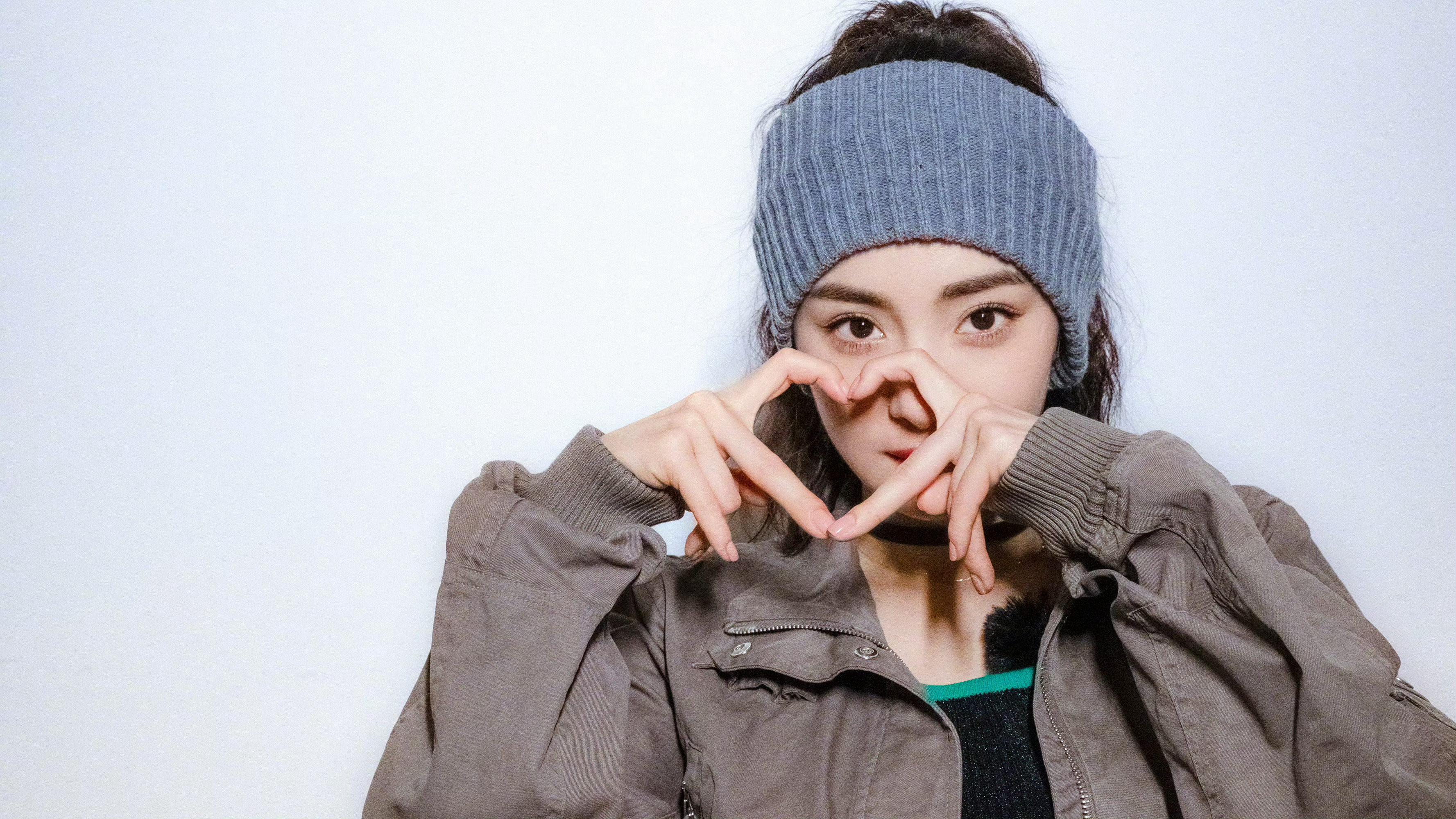 杨幂 ym杨幂宁绣绣 晨光咬破夜的薄茧，将金线织成天空的蜀锦，今日清风会展开云的