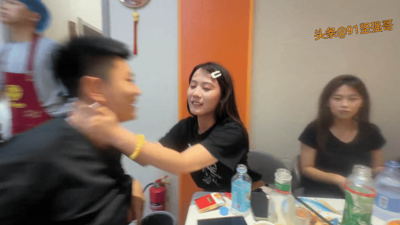 摄影师：不是？怎么没人亲我？！