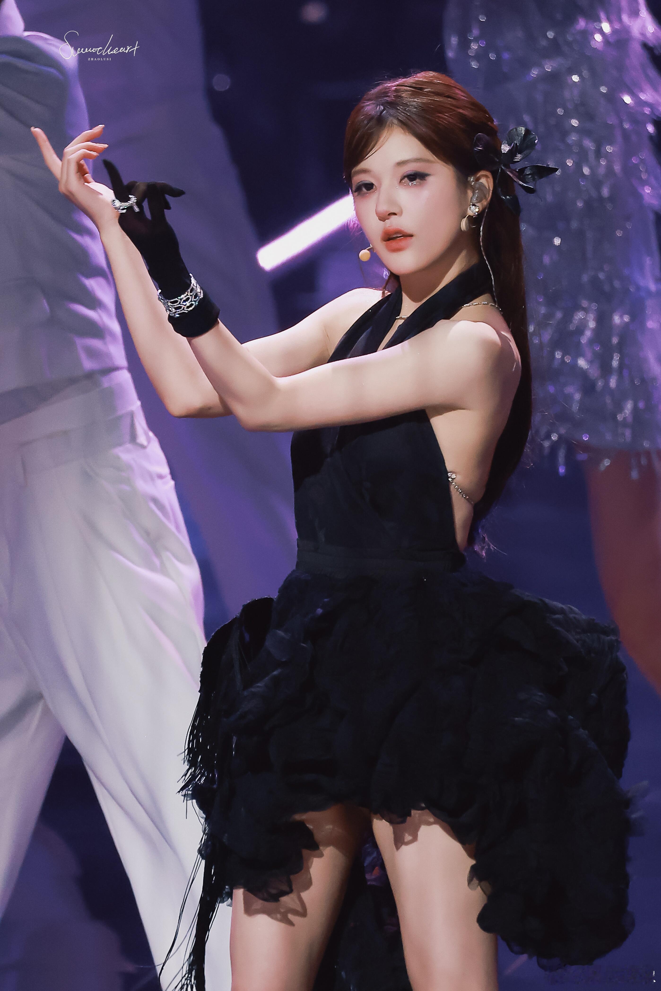#赵露思说目前没有拍电影的打算#赵露思奇妙夜舞台，吊带小黑裙+魅惑小烟熏造型好美