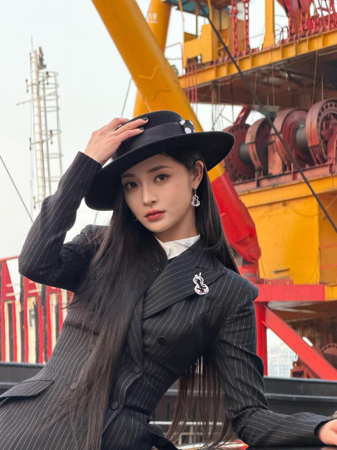 不方便下楼的女艺人找周洁琼 周洁琼黑色系风格，扑面而来的绅士感，这回尖叫之夜不方