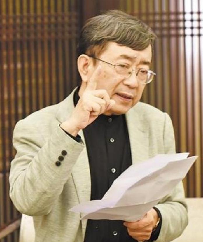 “中国再过30年还是有可能赶上印度的，不要太自卑！”1999年，余秋雨去印度旅游