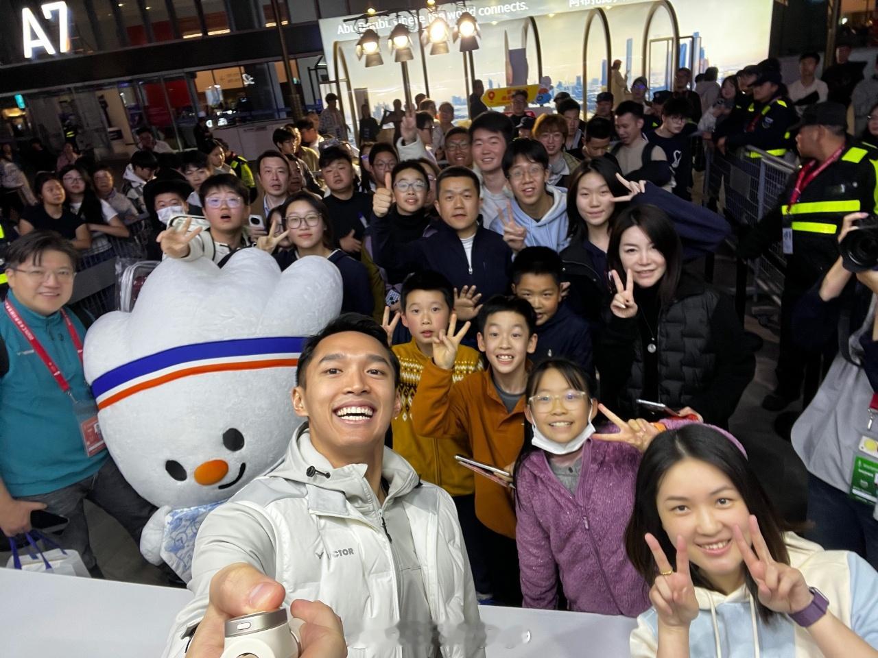 2025年世界羽联年终总决赛 乔纳坦签售会决胜杭州胜利在握