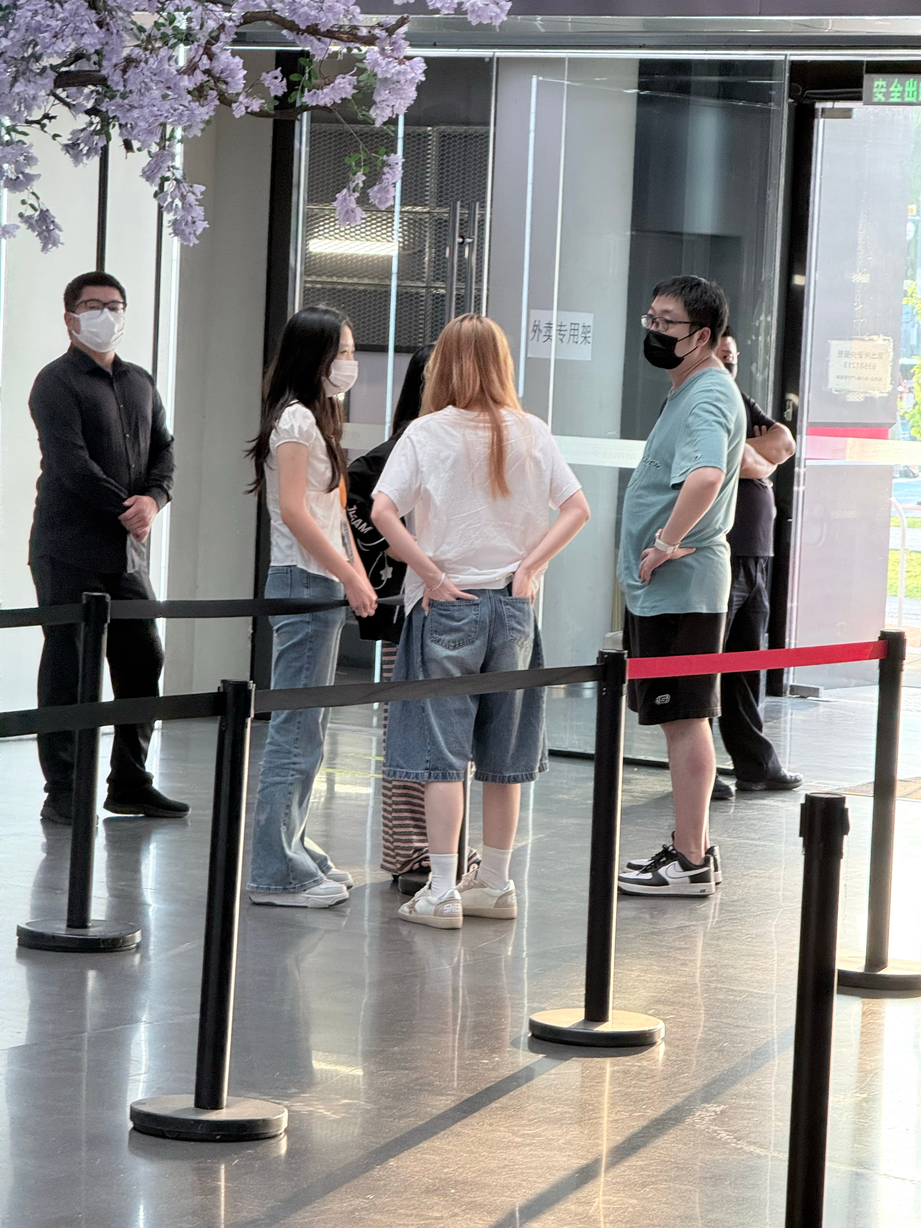 诶，所以是工作人员在场馆内美美吹空调放任粉丝在外面大排队中暑了报J了也置之不理原