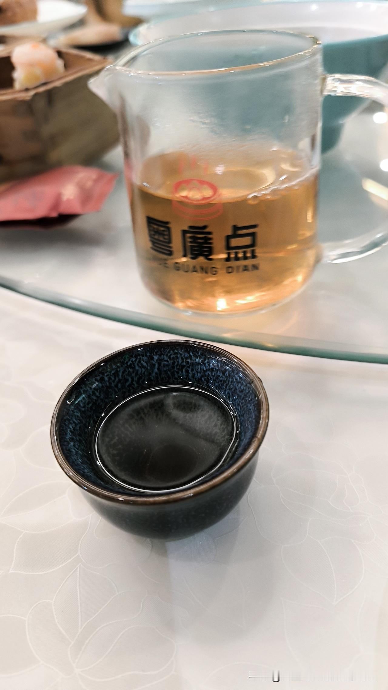 因台风红霞定好的返程火车停运暂时回不去了，早上一大家子来吃广东早茶！好惬意的广东