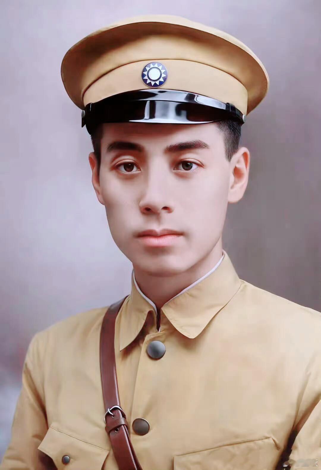 1925年，黄埔军校时期的周恩来1925年，黄埔军校时期的周恩来，此时的周总理英