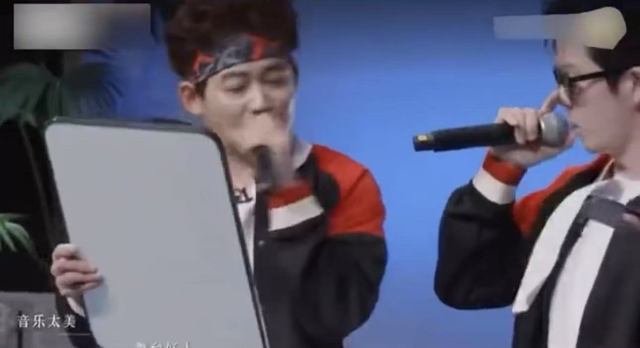 唱跳都可以是快乐老咖的统治区 响指响起，老男孩们的唱跳太圈粉。每下扭动都卡着节拍
