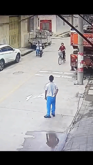 为什么我感觉那个小男孩是故意撞人的？
这个小男孩本来是在后面推着电动车走。
结果