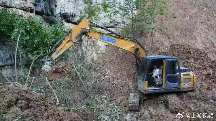 #贵州一溶洞填埋垃圾致农田被淹#【贵州务川溶洞填埋垃圾致农田被淹，官方：正在清运