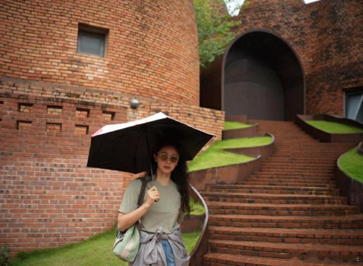 孙莉带黄多多小儿子云南旅行 孙莉晒黄多多和小儿子照片，一家人在云南旅行。 多多真