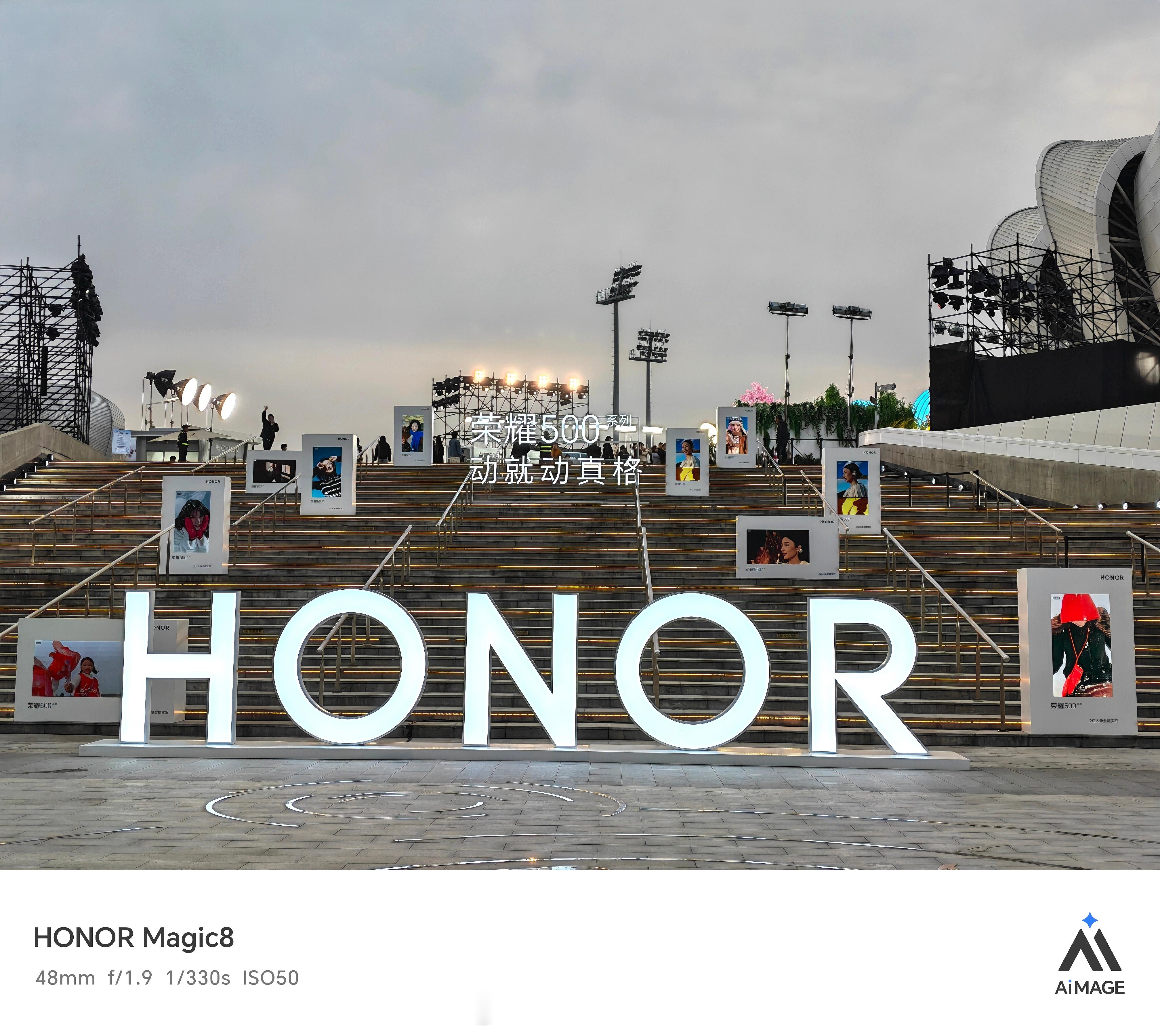 来到 系列发布会现场啦，看到一位超酷的“机器人”，期待今晚新品发布 