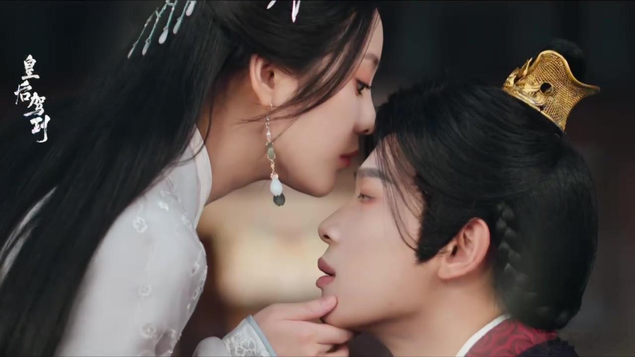 看得出来她是在奖励他 楚砚声带着满心的欢喜与偏爱走向容黛，每一个主动亲近的举动都