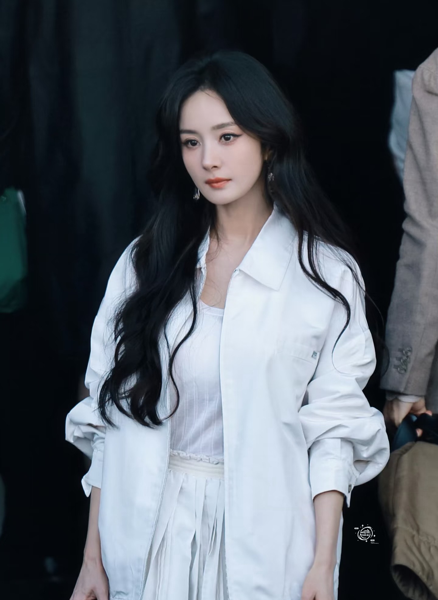 金鹤龙给杨幂化的素净心动妆一整个被温柔到了，幂姐越素越美！