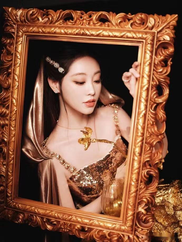 祝绪丹 金枝玉叶具象化祝绪丹盛典穿金色礼裙也太好看了，贵气优雅还衬得身姿超挺拔，