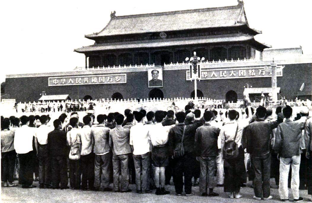 历史的镜头，曾经无数次的对准天安门。
这一张底片，定格的是面对城楼即将奔向远方的