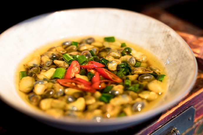 宁波人春天必吃之桃花泥螺吃泥螺季候最为重要，以泥螺桃花盛开时所产的质量最佳，此时