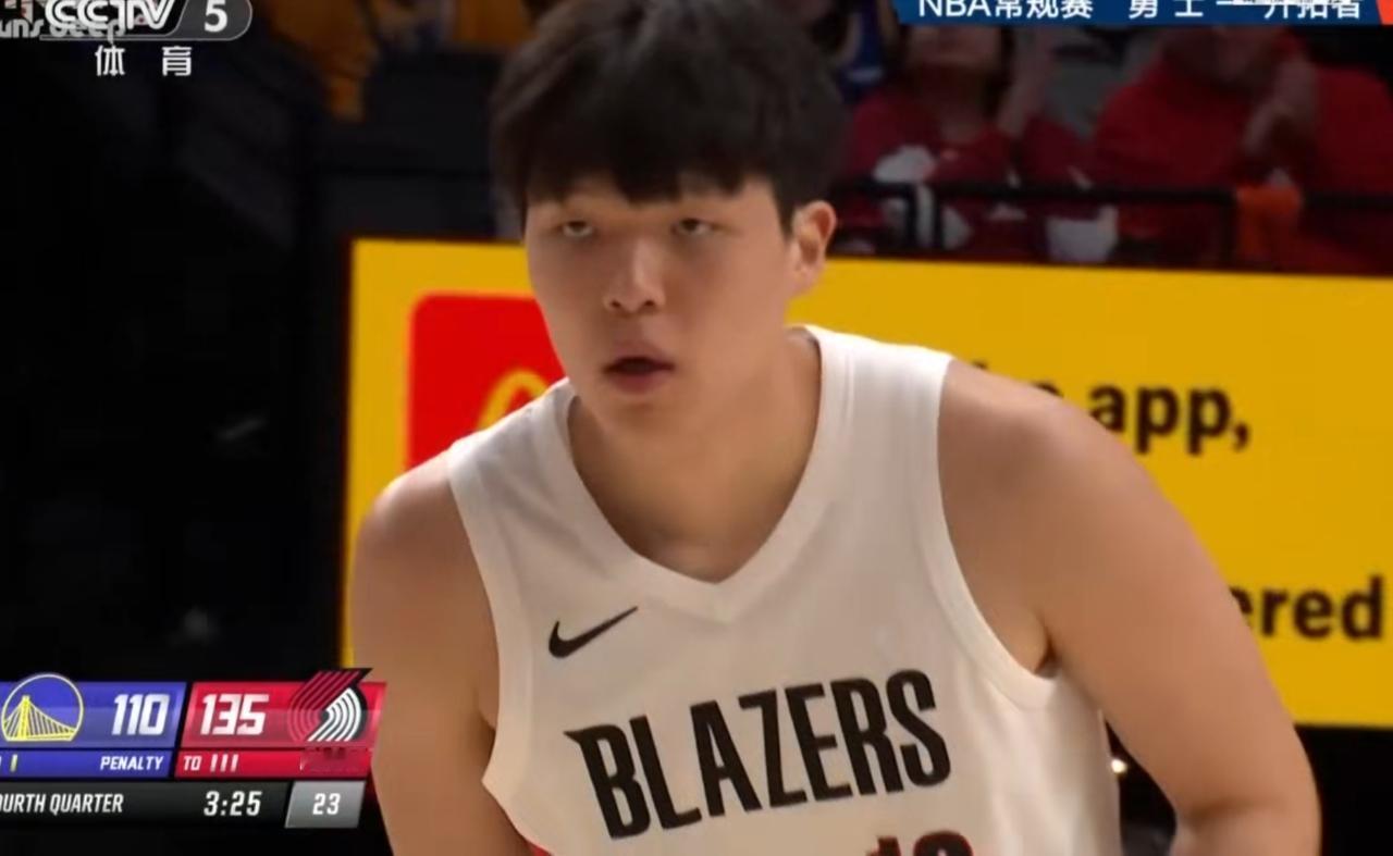 今天借着央视的平台看了一场开拓者和勇士的比赛，最终开拓者大胜勇士。杨瀚森第一节出