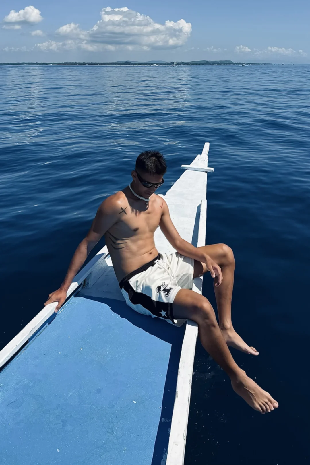 不穿湿衣下水的后果就是被水母🪼蜇死了