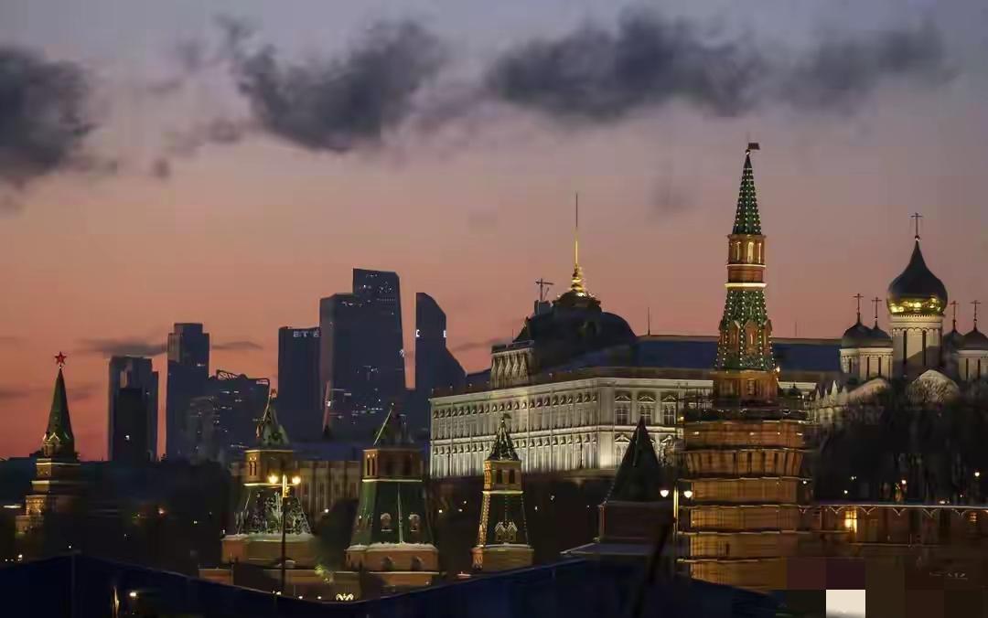 11月25日凌晨的基辅，爆炸声与防空警报撕破夜空，俄军75架无人机的密集空袭，给