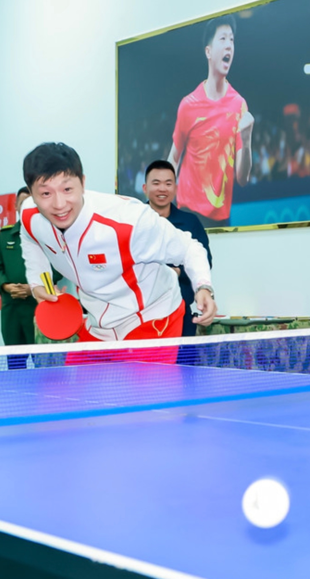 中华体育精神颂 马龙和大家乒乓球互动打球超开心 ​​​