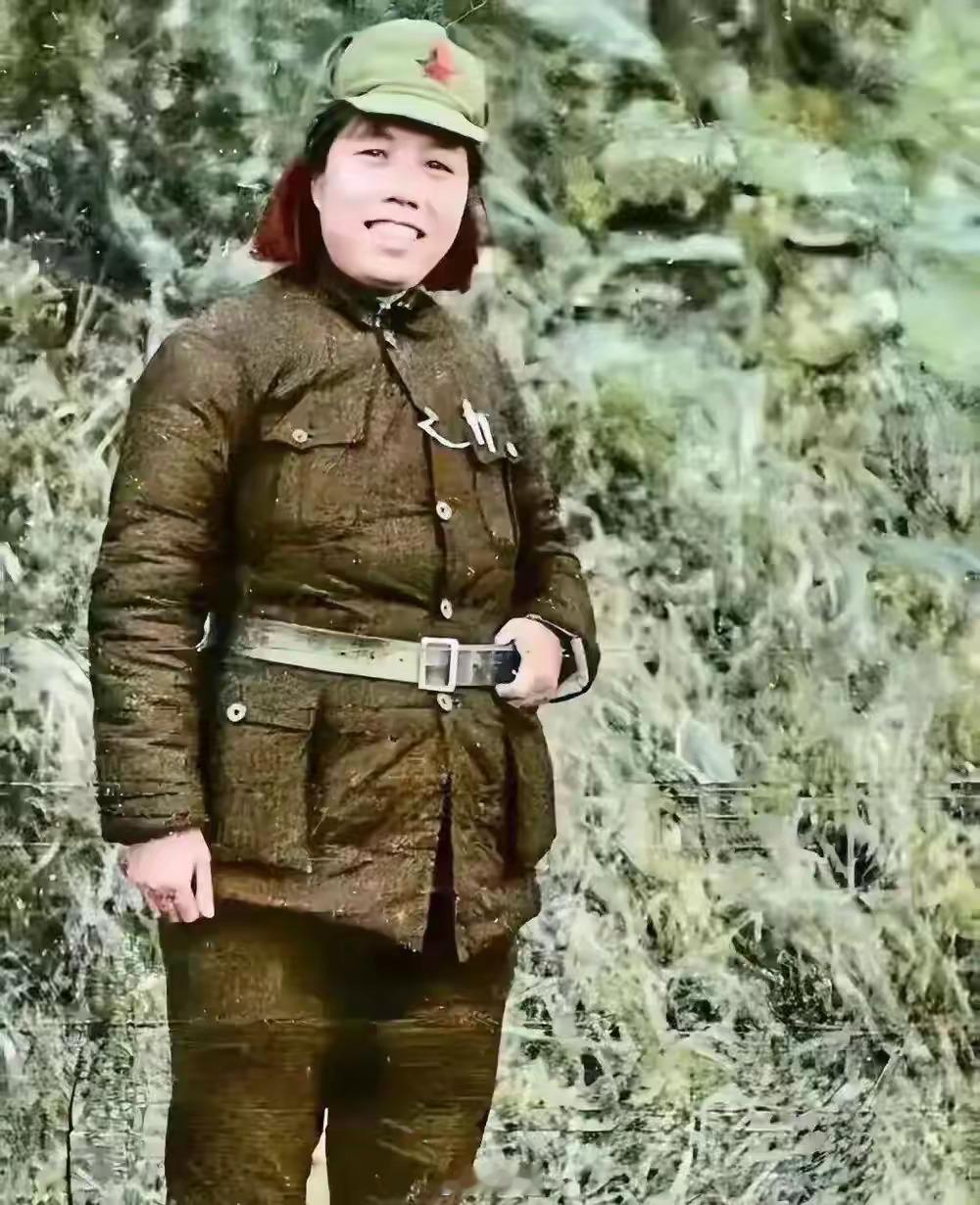 这是邓颖超行军打仗时拍下的珍贵照片,笑容灿烂,英姿飒爽,充满了豁达乐观,邓奶奶笑