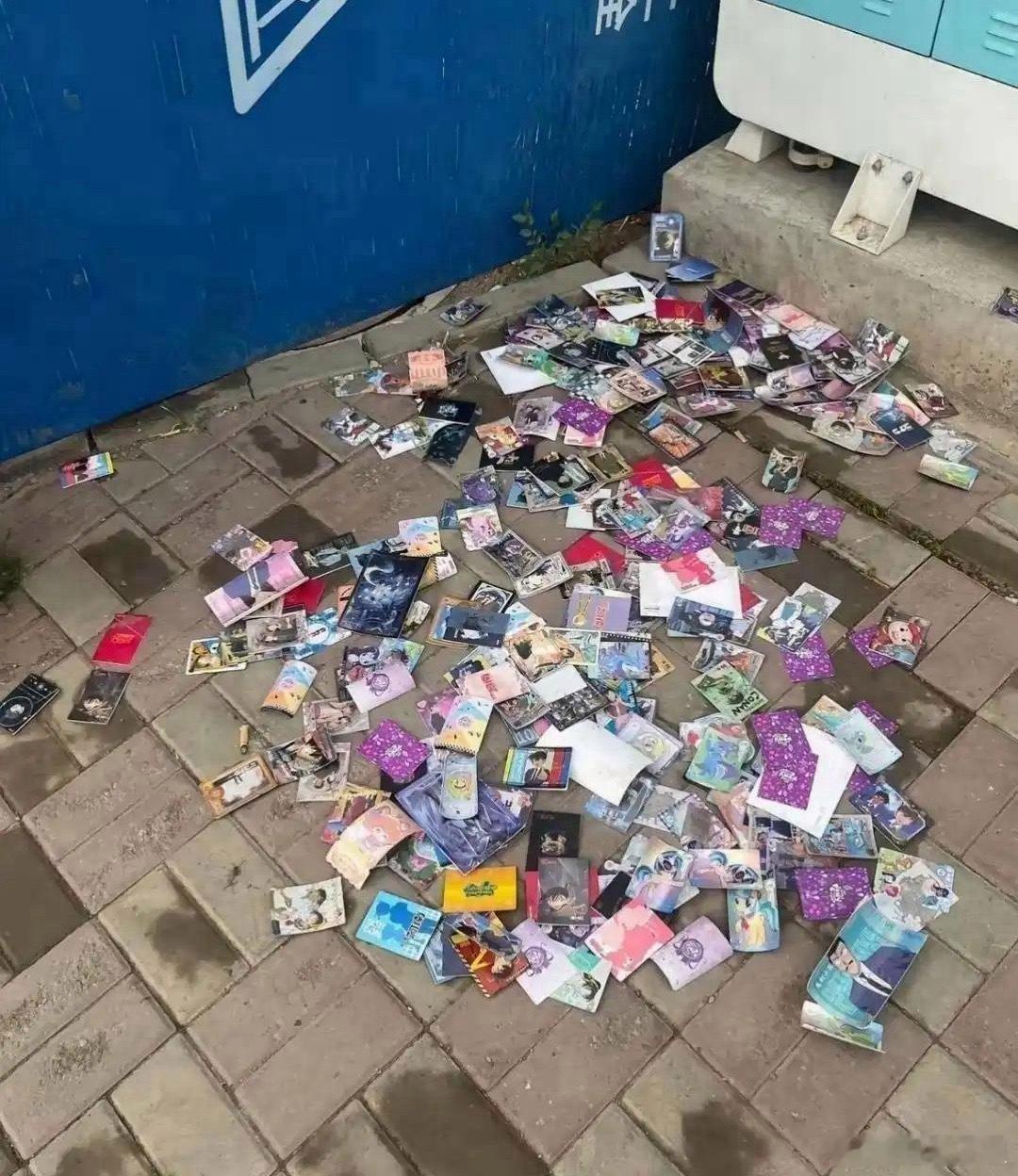 好想去捡，可惜不好意思蹲下去。 