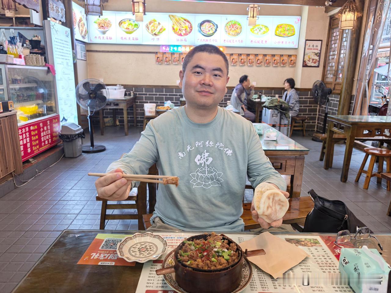 清晨，在乐山市，品尝当地特色的粉蒸牛肉和牛肉豆腐脑。吃饱喝足，去看大佛～