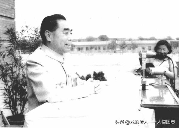 1959年5月28日,周恩来视察南开大学时,向全体师生讲话。