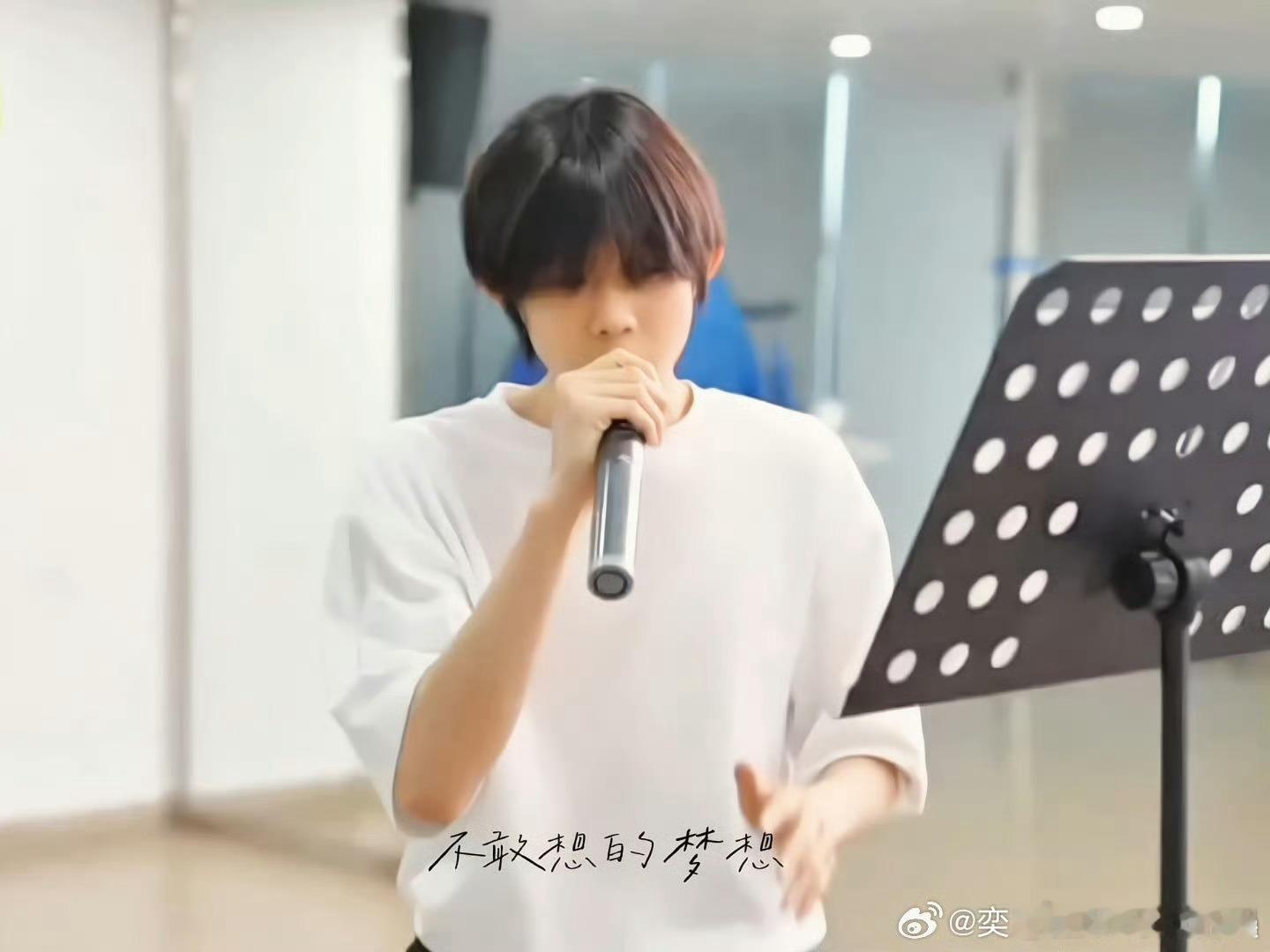 陈奕恒居然唱抒情歌了 这抒情歌太戳了！他的嗓音裹着温柔，反差感绝了，瞬间被圈粉?