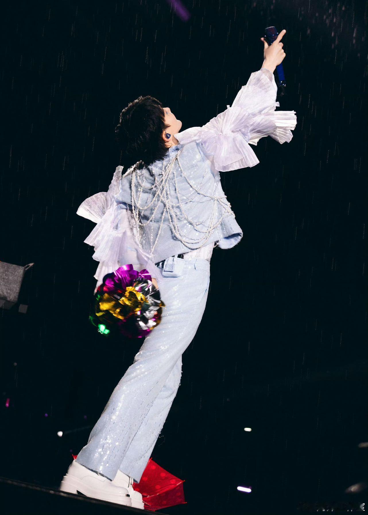 五月天给周深送花篮 周深广州奥体演唱会开唱，后台收到五月天的花篮祝福，愿两晚舞台