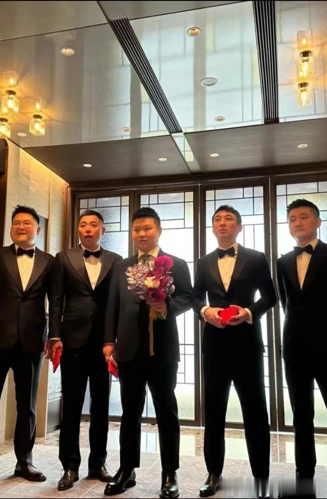 能让王思聪心甘情愿的做绿叶，这人想必也是身价千亿吧？甚至至少要与王思聪持平，要不