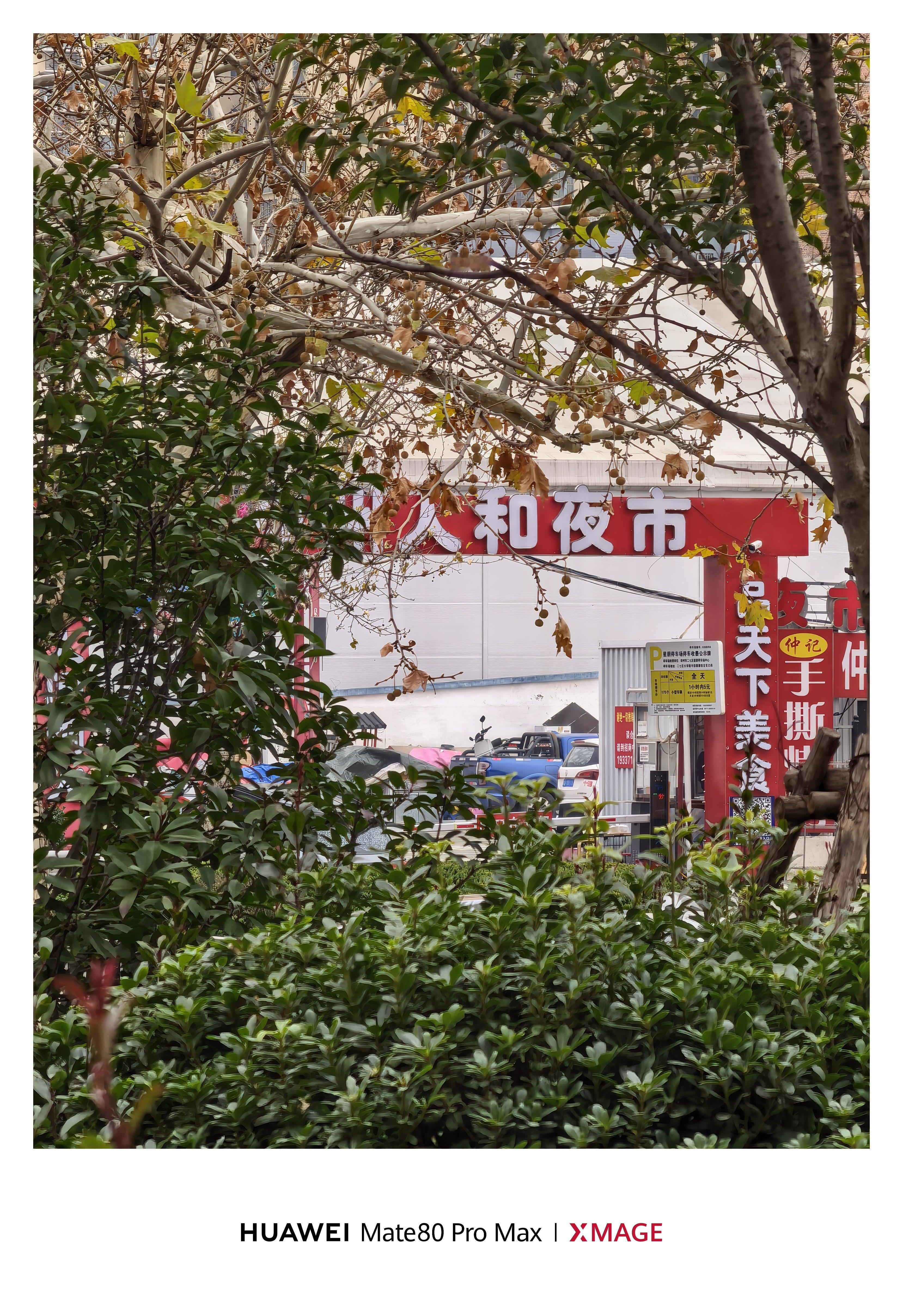 郑州人和夜市，不知道有没有知道这个夜市的。也算是个网红打卡点，莫名其妙火的，去过