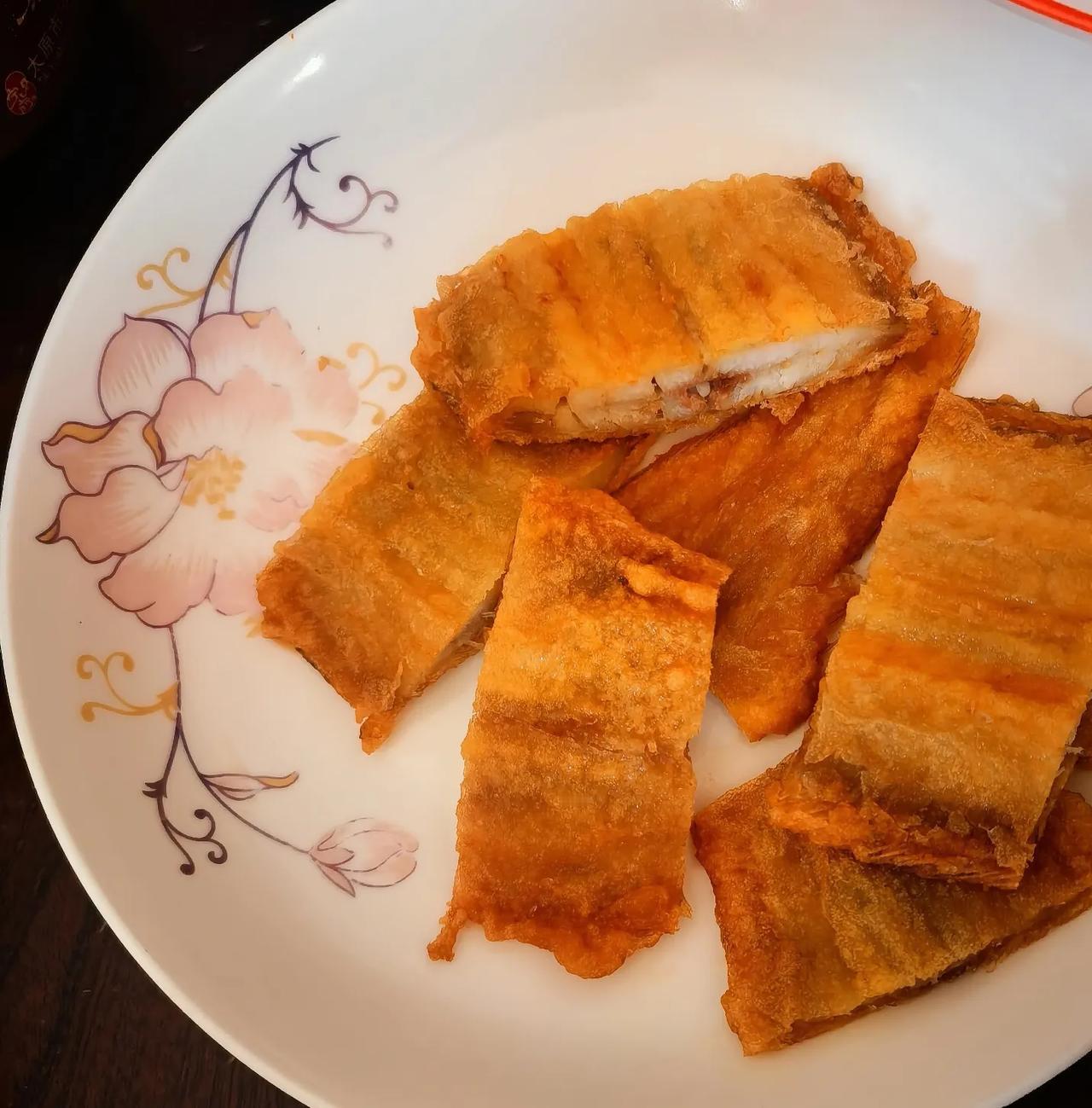 晒出我的今日美食简单午餐，在冰箱里找到前几天剩的炸鱼与五香花生米，用空气炸锅加热