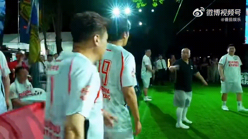 宋小宝闯进男团团播宋小宝在男团中间踢球直播惊喜跨界联动！宋小宝和男团成员一同踢球